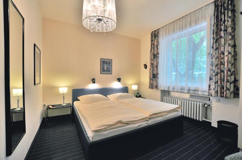 Am Ehrenhof 2*